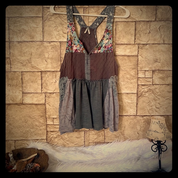 SOLD ɴᴇᴡ 𝙂𝙄𝙈𝙈𝙄𝘾𝙆𝙎 ᴛᴀᴘᴇsᴛʀʏ ᴄʟᴀsᴘ ᴘɪᴇᴄᴇᴅ ᴛᴏᴘ - Picture 2 of 3